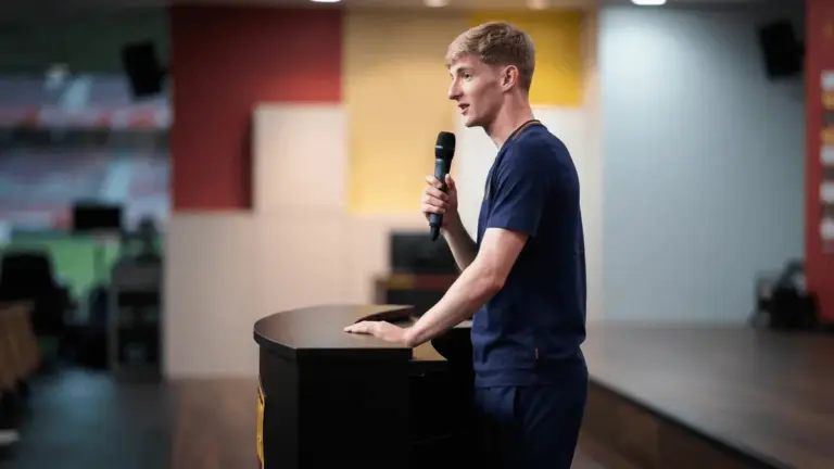 Barcelona's Anthony Gordon Speaks Spanish at Club Unveiling